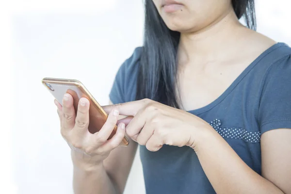 Ženy používající mobilní nakupování on-line — Stock fotografie