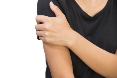 Beyaz arka plan üzerinde omuz ağrısı olan kadın