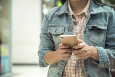 İnternet'te sörf için Smartphone ekran dokunaklı kadın zevk sınırları olmayan yolculuk