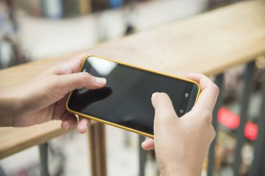 İnternet'te sörf için Smartphone ekran dokunaklı kadın zevk sınırları olmayan yolculuk