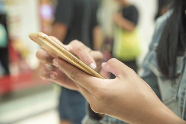 Bir telefon bir alışveriş merkezi üzerinde tutarak el