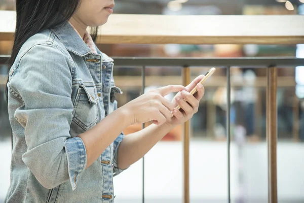 Smartphone, mesaj gönderme kadın Smartphone ekran dokunaklı