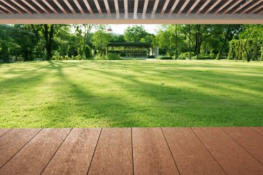 Yeşil çim ve ahşap plakalar kat