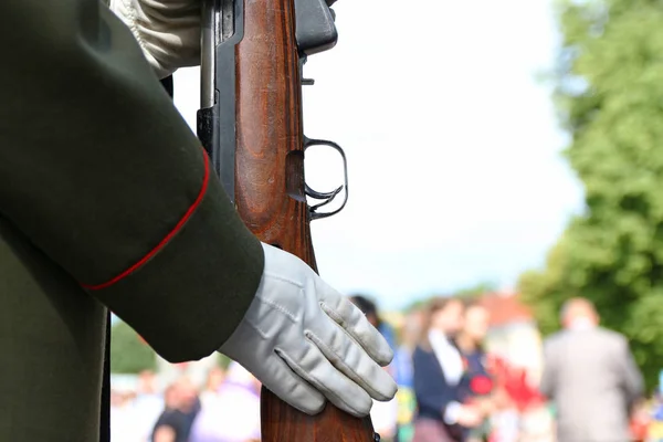 Karabin w rękach. Zdjęcia Stockowe bez tantiem