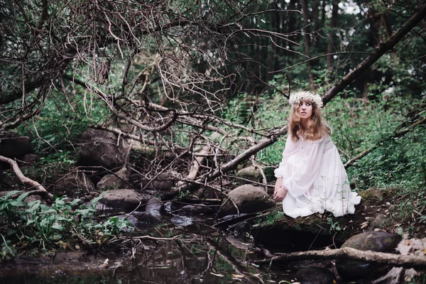 Menina bonita em um vestido branco perto de um rio . — Fotografia de Stock