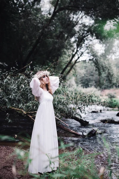 Bir Nehri yakınında beyaz elbiseli güzel kız.