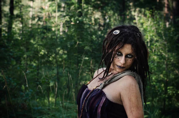 森のブードゥー教の魔女 — ストック写真