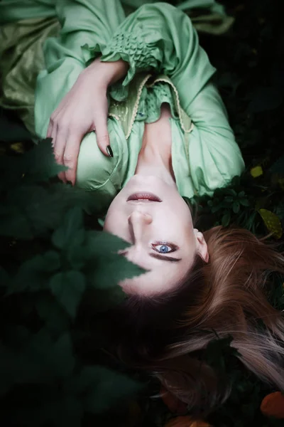 Mavka Uma Mulher Bonita Vestido Verde Está Andando Pela Floresta — Fotografia de Stock