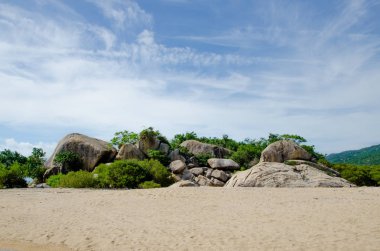 Issız bir sahilde büyük kayalar.