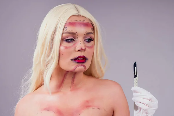 Kirurgi offer skönhet ritning linje make up ansikte kvinna före operation syringe.halloween koncept — Stockfoto
