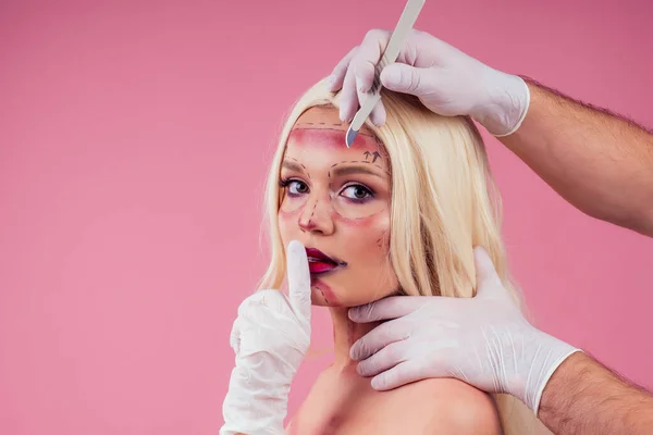 Παρωδία της όμορφης γυναίκας μόδας θύμα τελειότητας με χειρουργική απόρριψη και χειρουργικό νυστέρι. Απόκριες μακιγιάζ greasepaint — Φωτογραφία Αρχείου