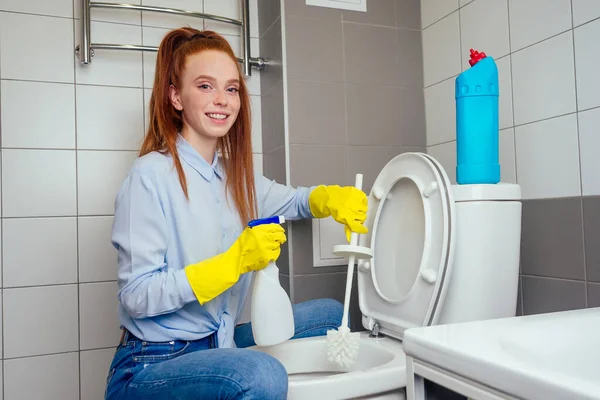 Allegra rossa zenzero donna lavaggio in bagno stanza di riposo indossando guanti — Foto Stock