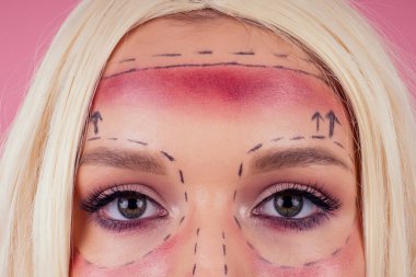 Portre genç moda kurbanı sarışın Barbie kadın mükemmel cadılar bayramı makyaj çizgisi ve silikon göğüs implantları olan büyük kırmızı dudaklar. Kendin olmaktan korkan estetik ameliyat bağımlılığı.