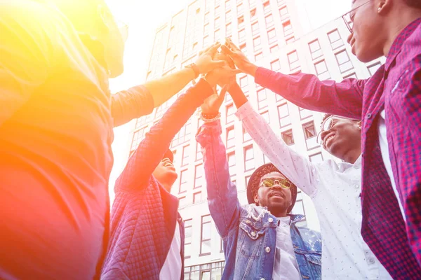 Grupp av många vänner skrattar högt utomhus, dela god och positiv stämning — Stockfoto