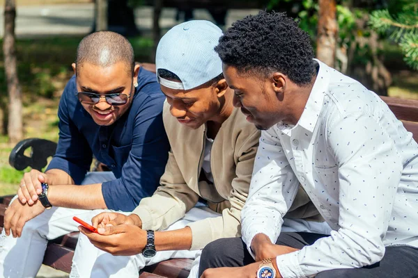 Um grupo de três estudantes afro-americanos frescos bem vestidos na moda que se comunicam na rua — Fotografia de Stock