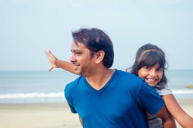 Mutlu kız ve baba Goa 'da birlikte eğleniyorlar. Seyahat sigortası konsepti.