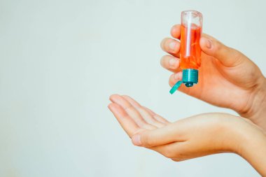 Antibakteriyel şişe jel temizleyicisi 2019-ncov konseptini kapat