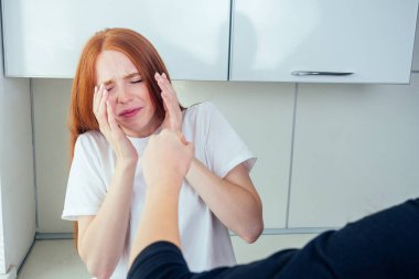 Aile içi şiddet. Kızgın anne genç kıza vuruyor.