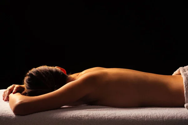 Zblízka masér ruce dělá masáž zad ženské klientce v lázeňském centru — Stock fotografie