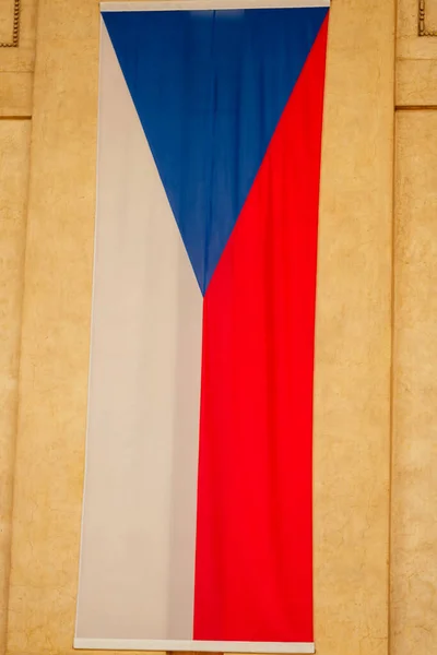 Староместская площадь в Праге образ жизни. обсерватория астрономической часовой башни под чешским флагом — стоковое фото