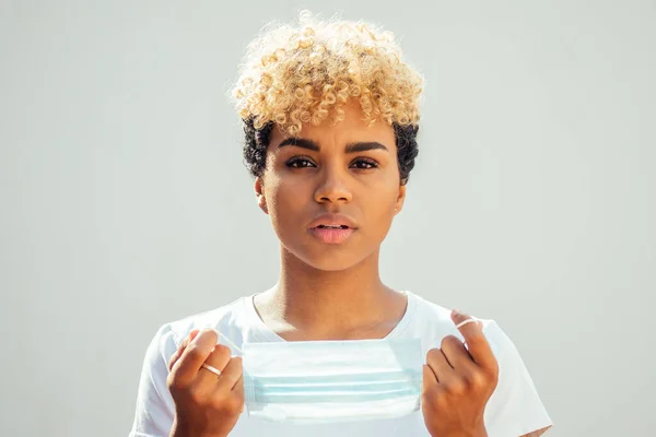 Brasiliana ispanica afro donna isolato su sfondo bianco — Foto Stock