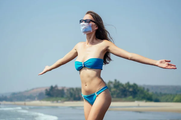 Libertad respirar mujer usando máscara en la playa tropical. prevención corona-virus concepto — Foto de Stock