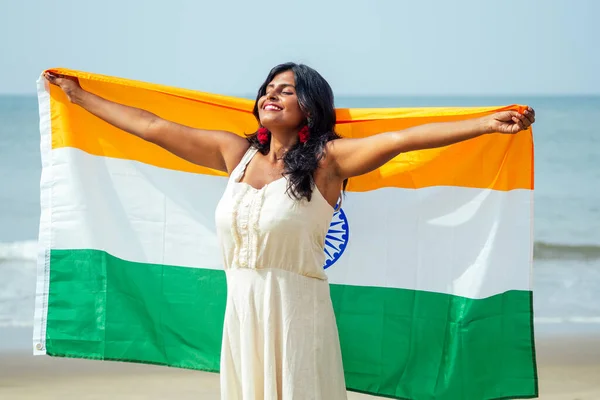 Chica india celebrando el día de la independencia india en la playa de Goa mar —  Fotos de Stock
