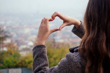 Prag 'daki eski kasaba meydanında. Çekçe astronomik saat kulesinin gözlemevi