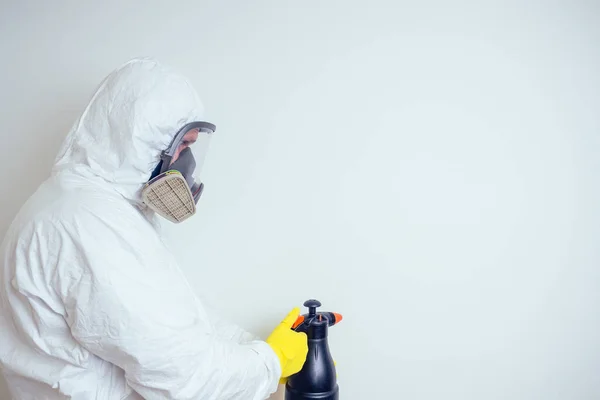 Lucrător de control al dăunătorilor pulverizarea pesticidelor cu pulverizator în apartament copie spase pereți albi fundal — Fotografie, imagine de stoc