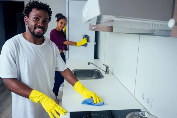 Uomo e donna che puliscono la cucina a casa — Foto Stock