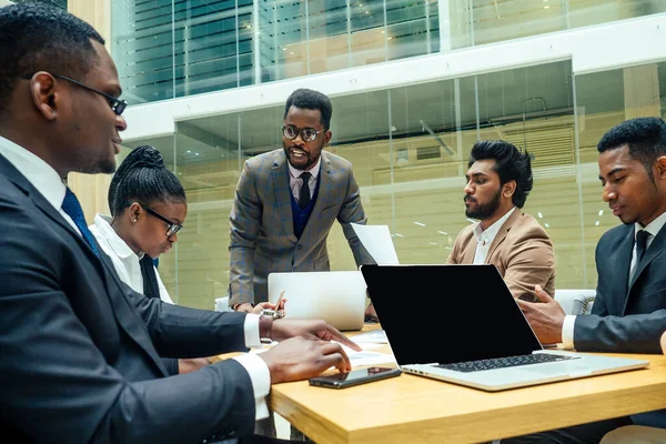 Persona de negocios asiática en multirracial. Los empresarios de la diversidad se forman por diferentes razas, indios, malayos, indonesios, chinos y africanos en el moderno centro comercial room —  Fotos de Stock