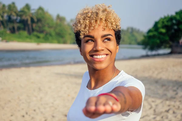 Portrait d'une jeune femme d'Afrique latine en posture de yoga guerrière à la plage style de vie — Photo