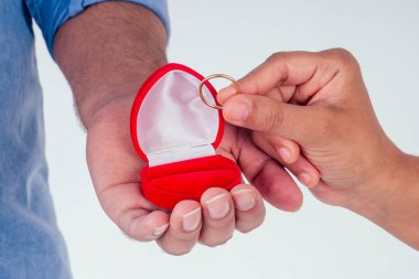 Hintli bir kadın erkek arkadaşına düğün stüdyosunun beyaz arka planını sormuş. Kırmızı hediye yüzüğü kutusunun şeklini duymuş.