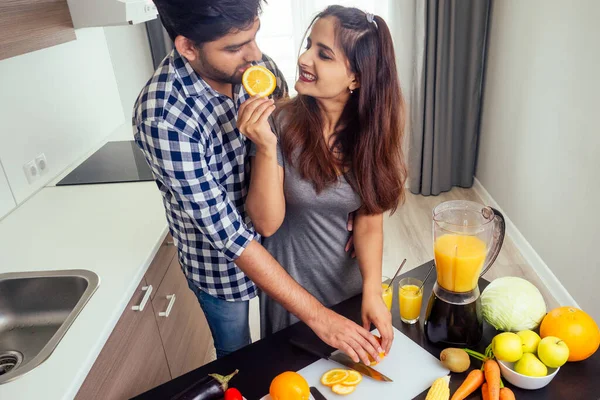 Saludable y eco lifestyle.happy mujer india con su marido haciendo batido en la cocina grande — Foto de Stock