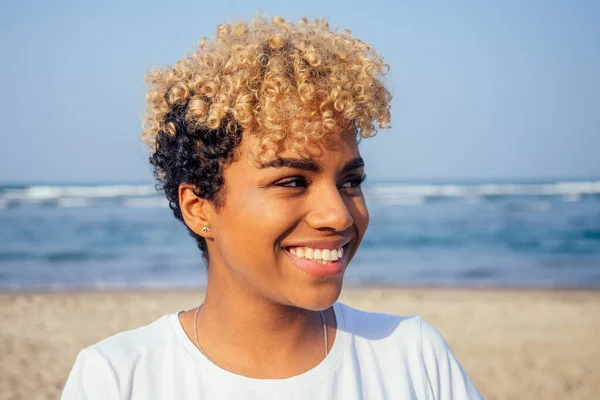 Femme hispanique latine avec une peau parfaite et frisée afro cheveux profiter à la plage — Photo