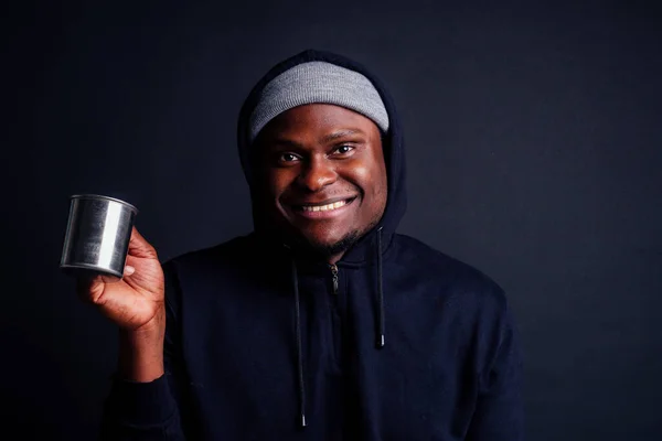 雪の白い良い感じの笑顔でアフロ男性保持金属観光魔法瓶マグカップの幸せな肖像画。 — ストック写真