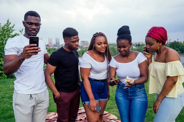 Grupo de cinco amigos do sexo feminino e masculino tomando selfie no smartphone câmera e se divertindo ao ar livre estilo de vida perto do lago — Fotografia de Stock