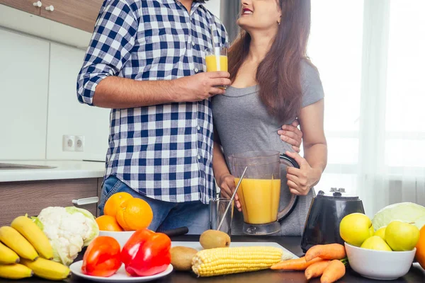 Saludable y eco lifestyle.happy mujer india con su marido haciendo batido en la cocina grande — Foto de Stock