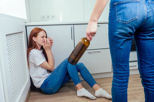 Aile içi şiddet. Kızgın anne bir şişe alkolle genç kıza vuruyor. — Stok fotoğraf
