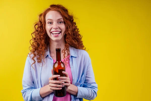 Ruiva ruiva mulher segurando garrafa de vinho álcool não alcoólica e sentindo boas emoções — Fotografia de Stock