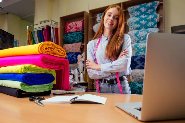 Sastrería pequeña empresa idea.redhaired jengibre mujer en camisa de algodón de pie en su estudio atelier dressmaking —  Fotos de Stock