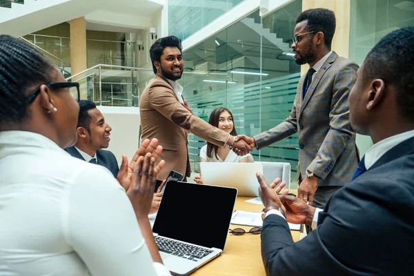 Hommes d'affaires indiens bien habillés faire un rapport aux employés subordonnés dans un bureau moderne — Photo