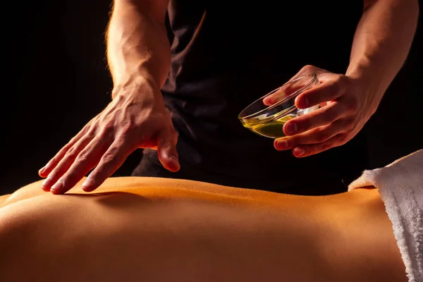 Primer plano masajista manos haciendo espalda masaje a mujer cliente en spa centro panchakarma — Foto de Stock