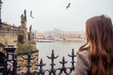 Prag 'daki eski kasaba meydanında. Çekçe astronomik saat kulesinin gözlemevi