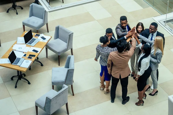 Persona de negocios asiática en multirracial. Los empresarios de la diversidad se forman por diferentes razas, indios, malayos, indonesios, chinos y africanos en el moderno centro comercial room — Foto de Stock