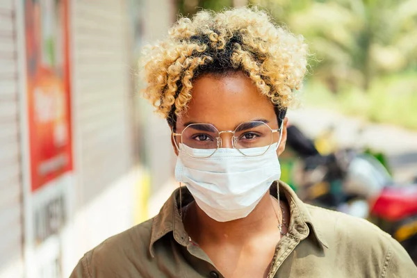 Afro-Frau mit Schutzmaske steht auf der Straße. Coronavirus-Konzept — Stockfoto