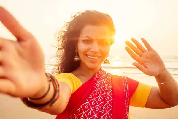 Självporträtt av vackra vackra indiska kvinna tar selfie foto med mobiltelefon kamera i exotiska tropiska stranden njuter sommar Goa stränder — Stockfoto