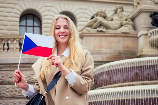 Молодая туристка с чехословацким флагом возле фонтана Вацлавская площадь — стоковое фото