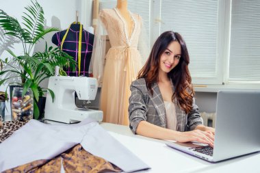 Samimi bir stüdyoda genç, yaratıcı esmer kadın, küçük bir terzilik işine girişiyor.