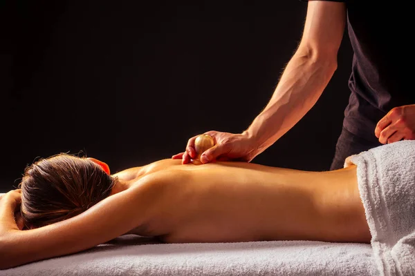 Närbild massör händer gör rygg massage till kvinnlig klient i spa-center — Stockfoto